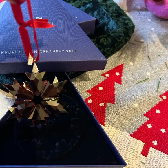 2018 Annual Edition HOLIDAY Christmas ORNAMENT RED 5460487 - Picture 6 of 7